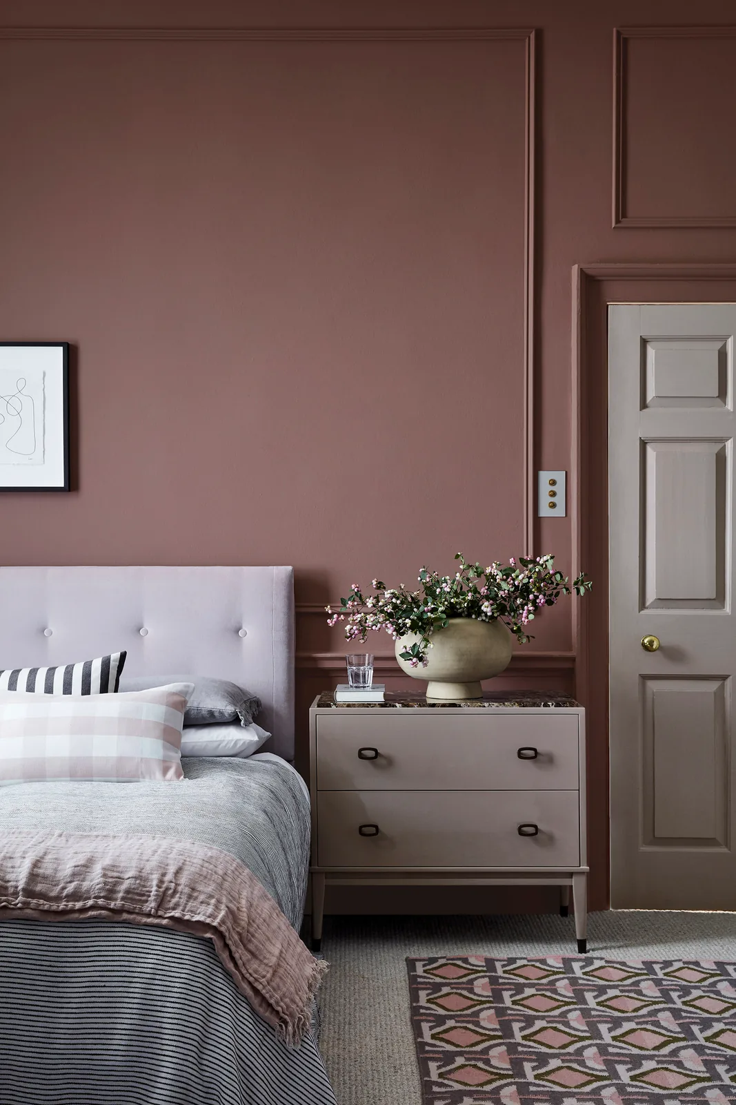 Nether Red™ 315, French Grey - Dark™ 163